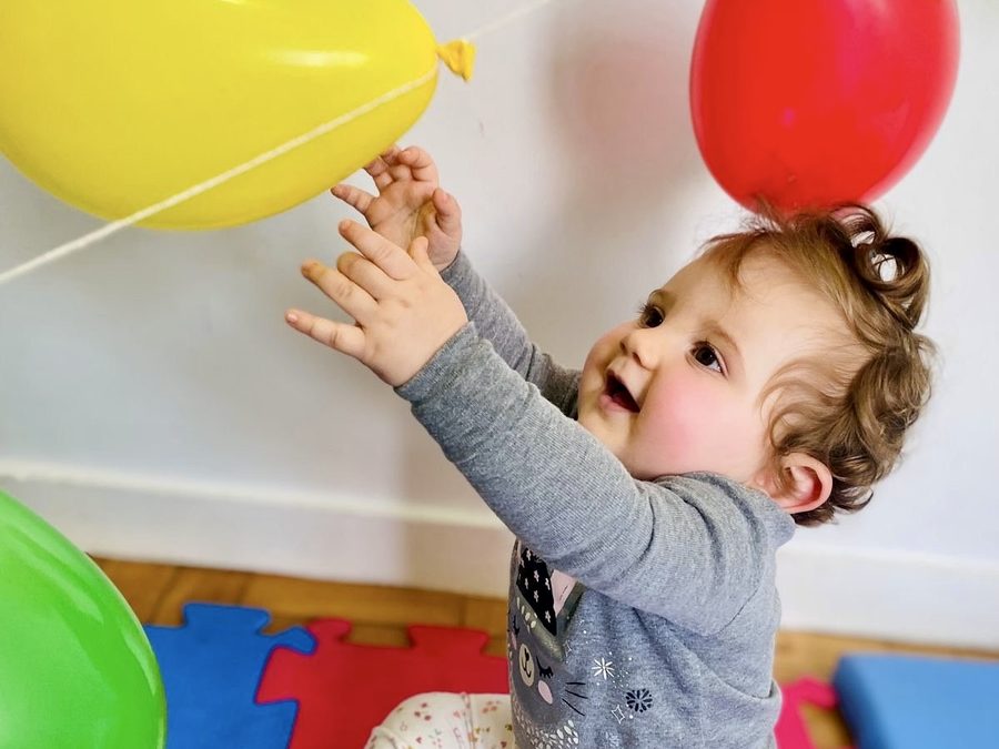 Bebê brincando com balões