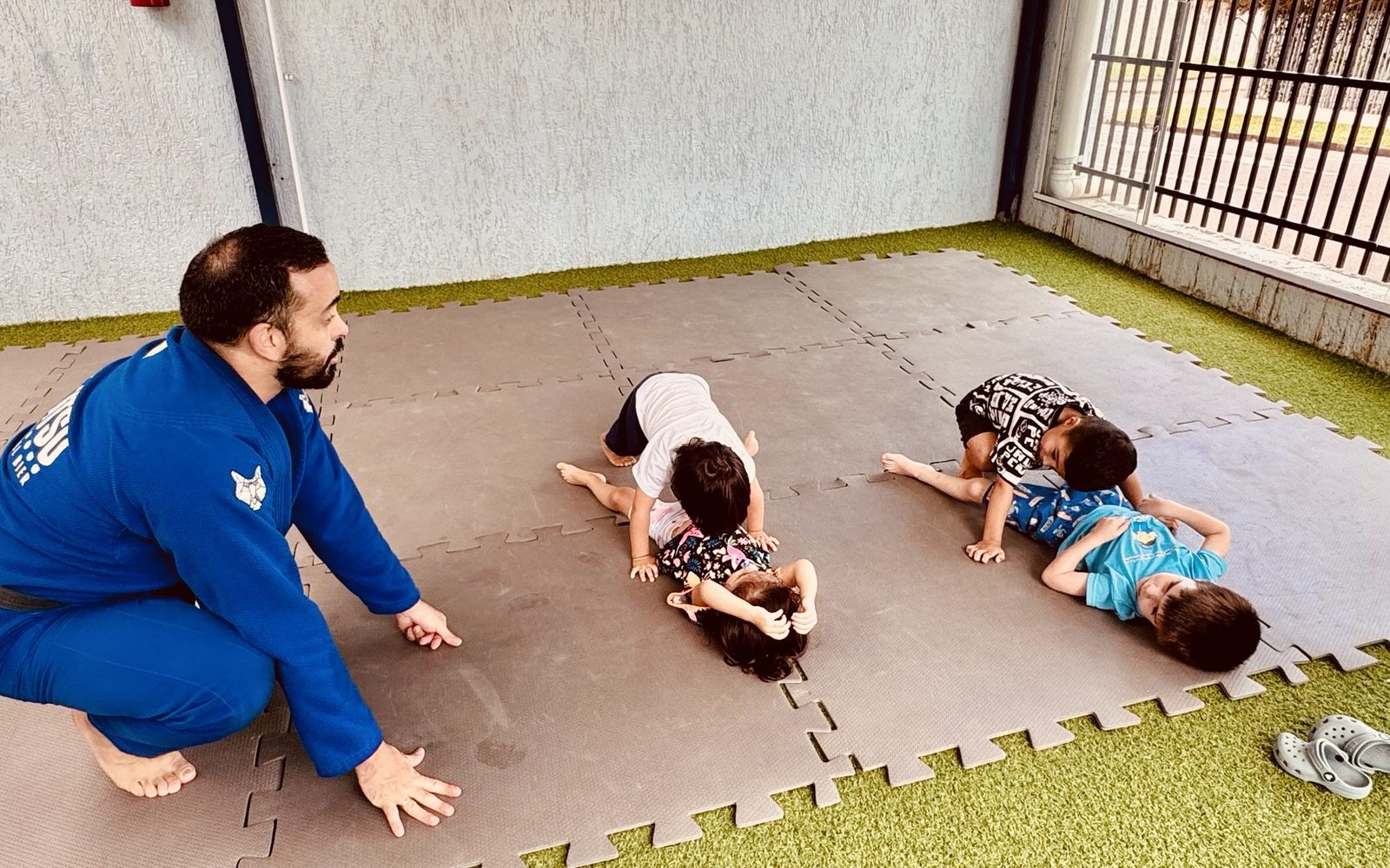 Aula de jiu-jitsu com as crianças no tatame